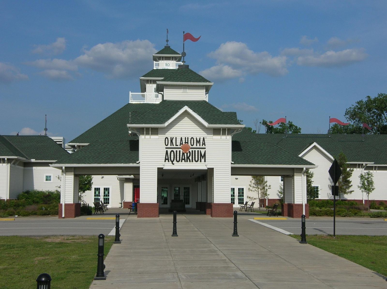 Exterior of the Oklahoma Aquarium building in Jenks, OK